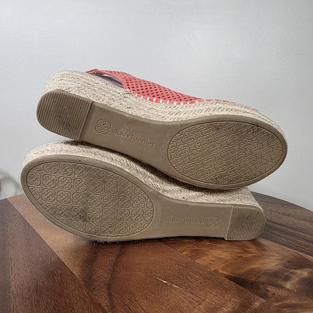 Daisy Fuentes Rory Coral Wedge Sandals Size 9 Faux Suede Espadrilles
